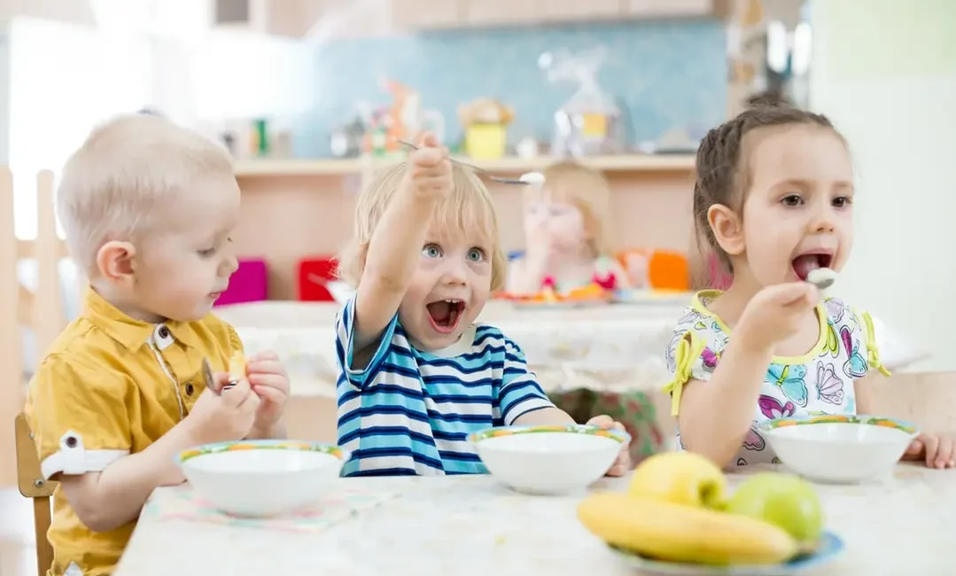 dzieci jedzące w przedszkolu